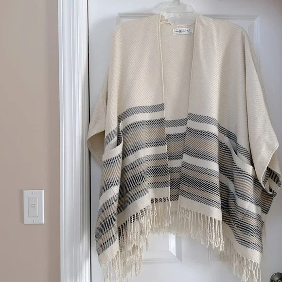 ABERCROMBIE & FITCH Shawl one size has pockets and fringe - Picture 2 of 8